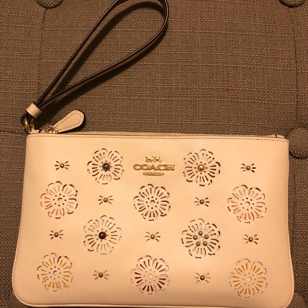 🌸Coach Spring Wristlet🌸
